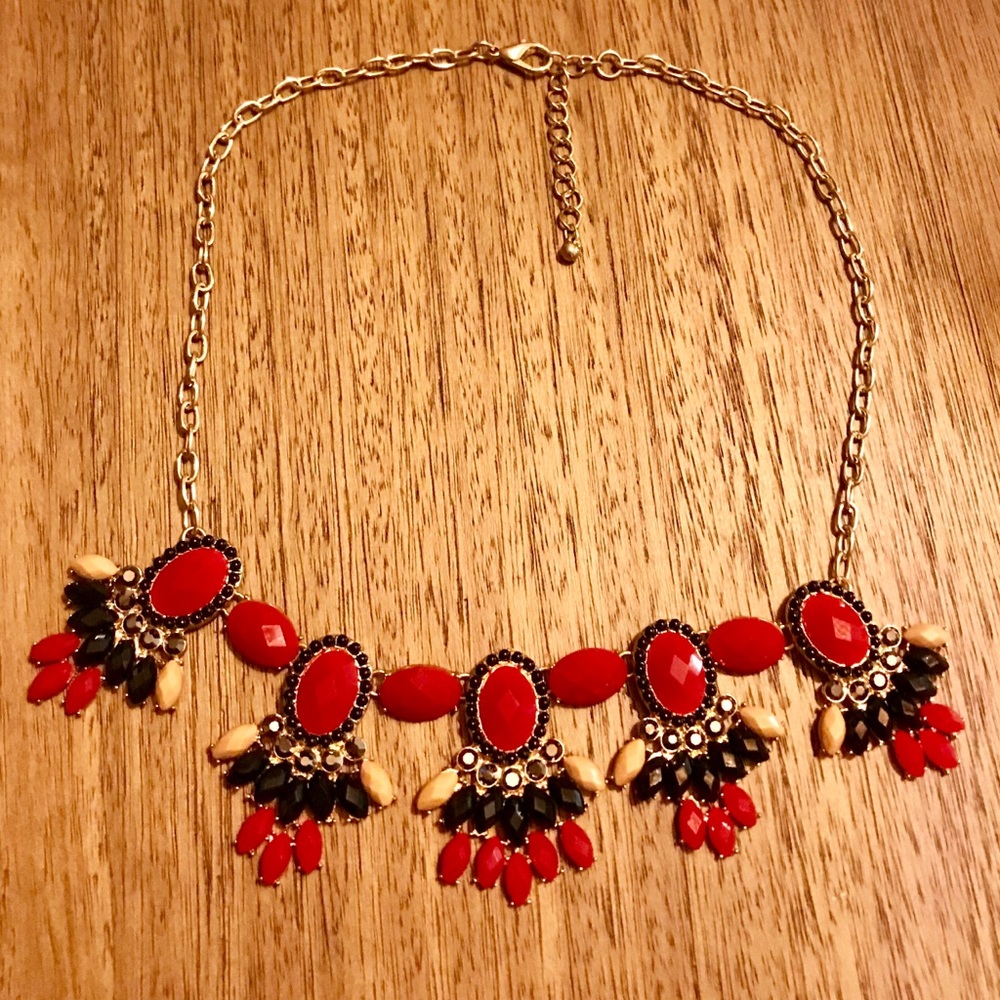 Statement necklace in red/black/gold